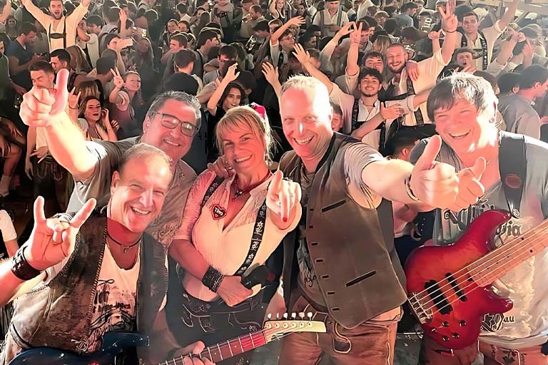 Manyana, Live auf dem Puchheimer & Brucker Volksfest Gruppenfoto der Band Manyana